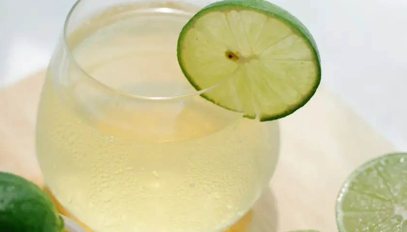 Świeżo wyciśnięty sok z limonki jest najlepszy. Unikaj gorzknięcia, wyciskaj go na bieżąco.