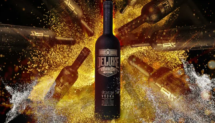 Efektowna wódka z jadalnym złotem na prezent. Butelki Deluxe otoczone złotym pyłem i kroplami wody.