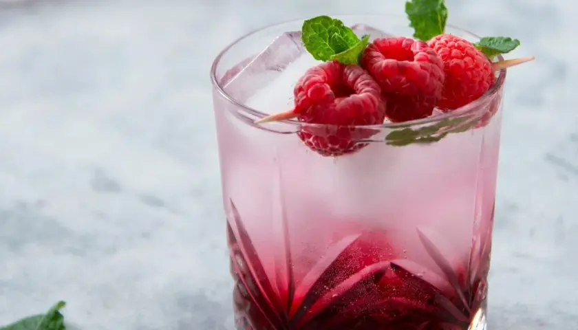 Jak przygotować shoty "wściekły pies"? Proporcje syropu i tabasco są kluczowe dla idealnego smaku. Drink z malinami i miętą.
