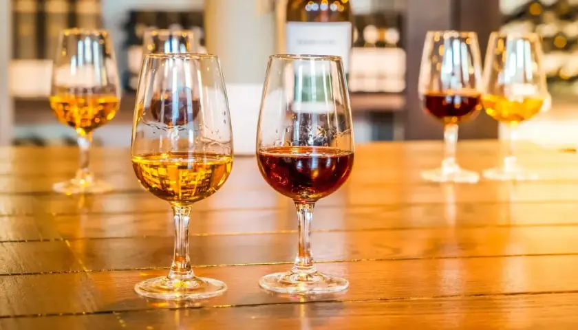 Degustacja win wzmacnianych: Porto i Sherry. Różnica między nimi i ich rodzaje widoczne w kieliszkach.