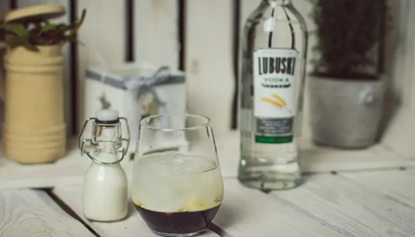 Wódka Lubuski i składniki do drinków. Jak dobrać wódkę do konkretnego drinka cosmopolitan vs white russian?