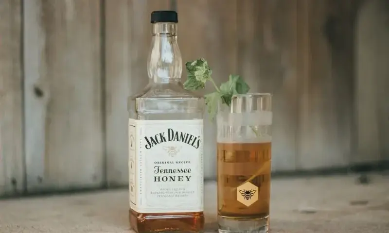 Whisky miodowe z czym pić? Odkryj najlepsze połączenia i przepisy