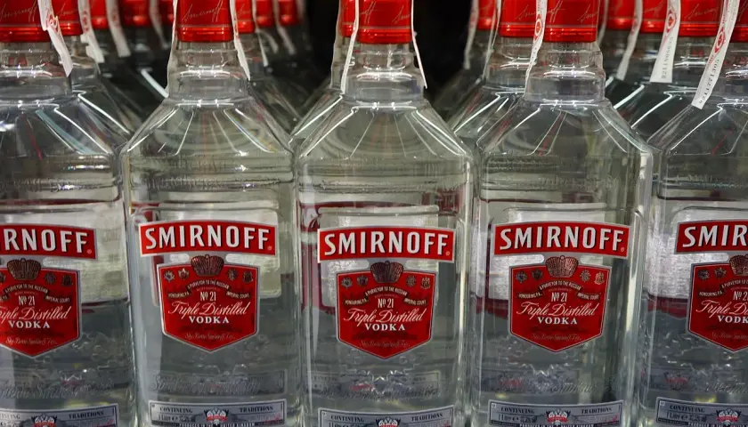 Rzędy butelek Smirnoff. Czy wódka ma datę ważności? Nie, ta wódka jest wieczna, jak jej smak.
