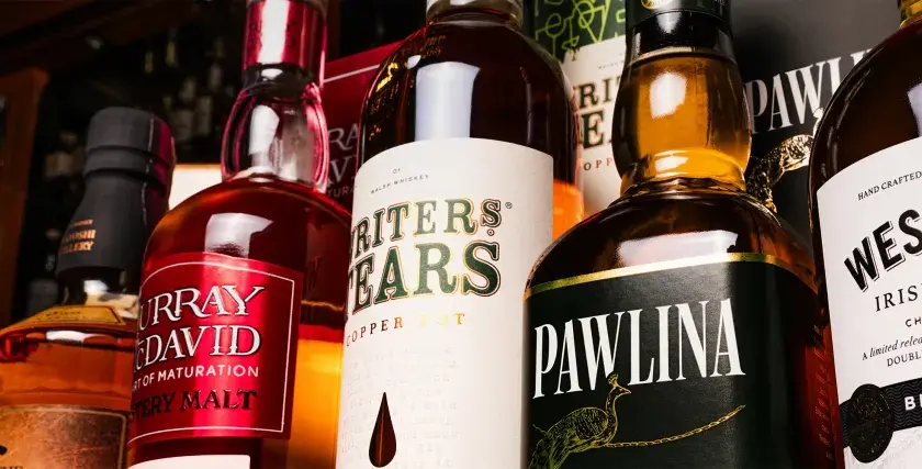 Butelki whisky: Murray McDavid, Writers Tears, Pawlina, West Cork. Przyczyny mętnięcia whisky po dolaniu wody, efekt louche i filtracja na zimno.