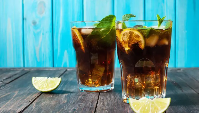 Dwa orzeźwiające drinki z ciemnym rumem, lodem, cytryną i miętą. Czy rum biały można zastąpić rumem ciemnym w klasycznym daiquiri?