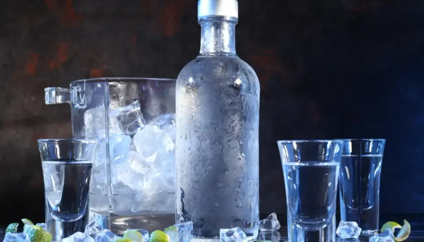 Chłodna wódka premium, idealna do serwowania. Ile razy powinna być destylowana wódka premium procesy filtracji? Lód, limonka i kieliszki czekają.