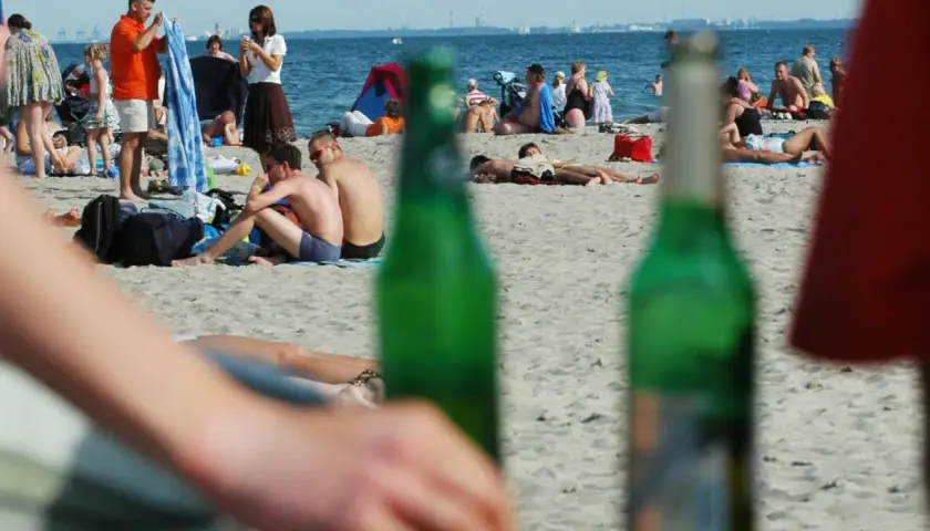 Czy można pić piwo na plaży? Oto co musisz wiedzieć o przepisach
