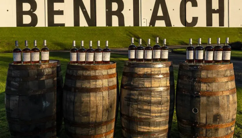 Butelki whisky Benriach na beczkach. Czy whisky może dojrzewać w butelce? Mit o starzeniu po zakupie obalony.