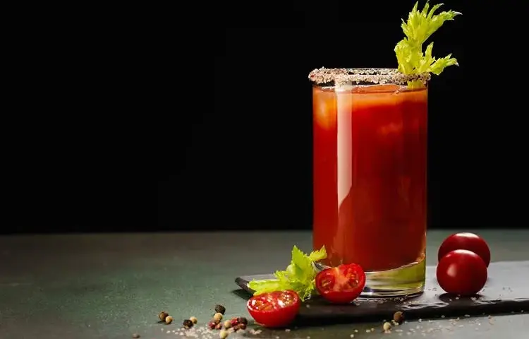 Pyszny drink z sokiem pomidorowym: przepis na Krwawą Mary i wariacje
