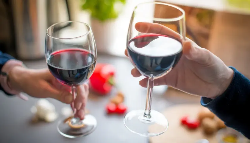 Skutki zbyt wysokiej temperatury serwowania: czerwone wino grzać nie warto, bo traci smak. Dwie kieliszki wina.