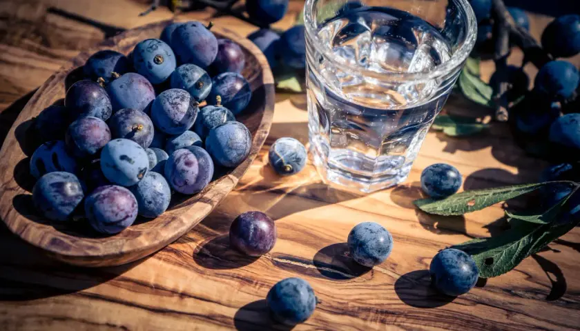Najlepsze drinki ze śliwowicą, które zaskoczą Twoich gości