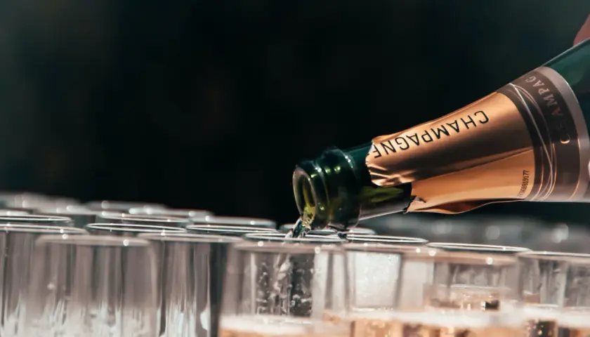 Szampan nalewany do kieliszków. Dlaczego wino musujące typu Prosecco jest tańsze od Szampana? Różnice w metodach produkcji i pochodzeniu.
