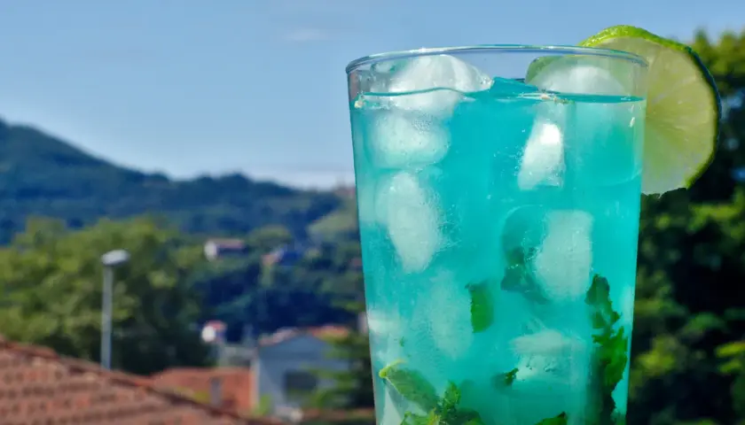 Najlepsze drinki z Bols Blue: proste przepisy na orzeźwiające koktajle