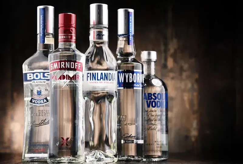Ile kosztuje butelka wódki? Ceny, które Cię zaskoczą!