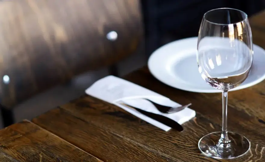 Ile kosztuje lampka wina w restauracji? Ceny, które Cię zaskoczą