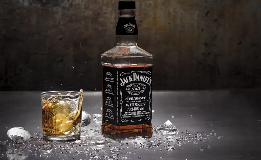 Czy mrozić whisky? Odkryj prawdę o smaku i aromacie