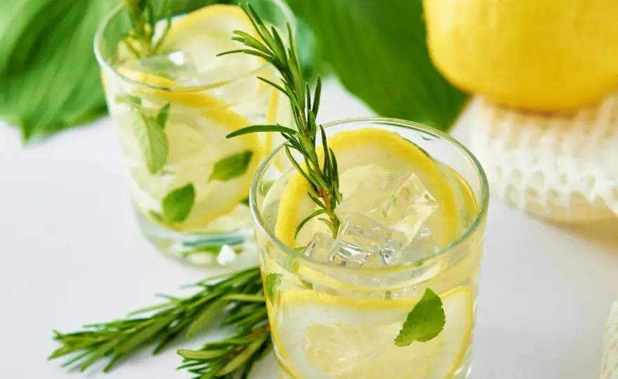 Najlepsze drinki z wódką cytrynową, które zaskoczą Twoich gości