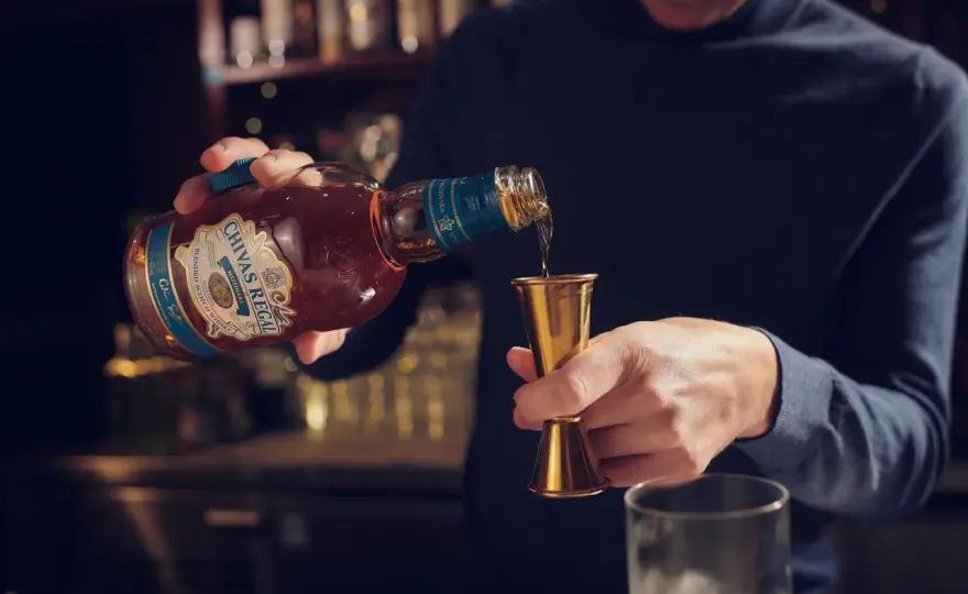 Whisky a cukier: Czy podnosi? Poznaj prawdę i ryzyko
