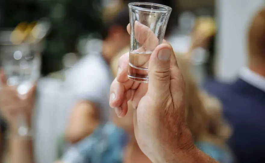 Whisky a kac: dlaczego boli i jak pić bez przykrych skutków?