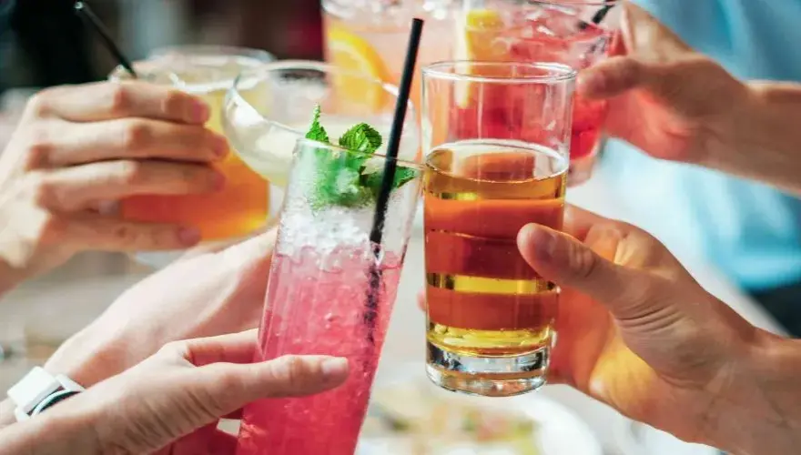 Ile kalorii ma 50 ml wódki? Zaskakujące fakty o alkoholu