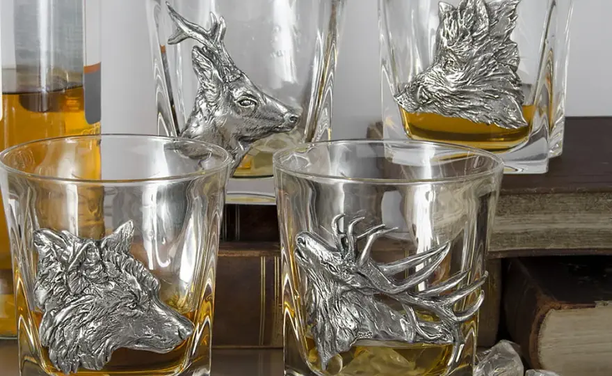 Jak nazywa się szklanka do whisky? Odkryj różne rodzaje i ich cechy