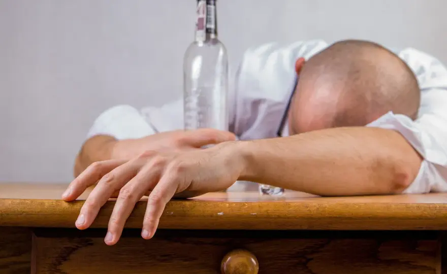 Czy picie codziennie drinka to alkoholizm? Oto, co musisz wiedzieć