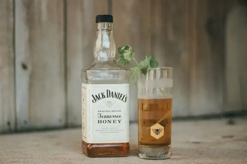 Whisky miodowe z czym pić? Odkryj najlepsze połączenia i przepisy
