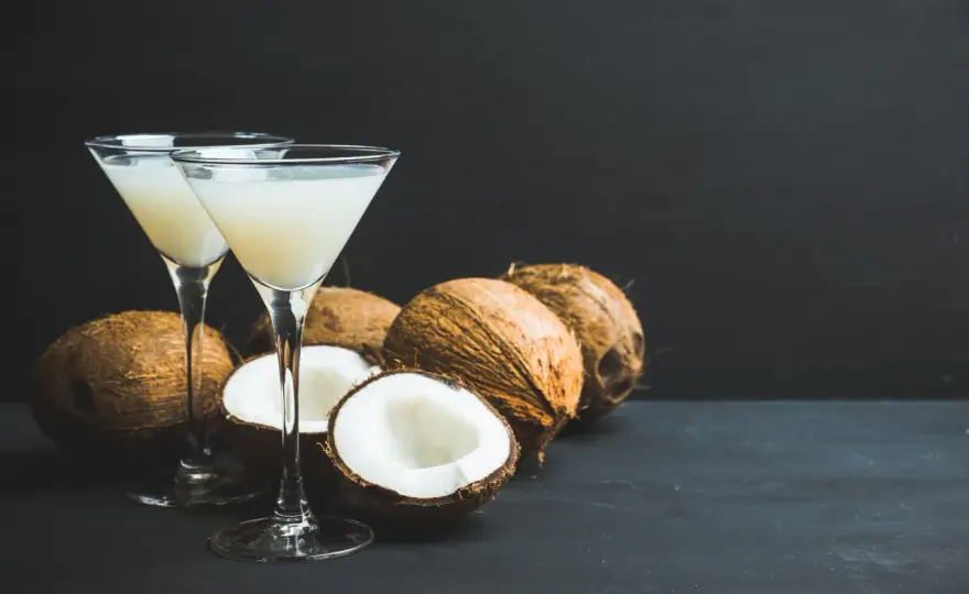 Proste drinki z Malibu: Przepisy na wakacyjny smak w 2 minuty