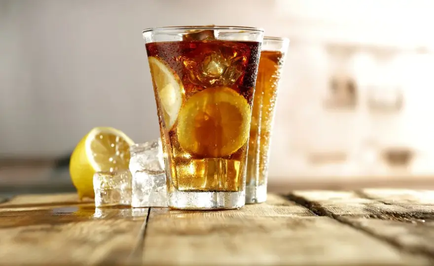 Long Island Iced Tea: Przepis, historia i sekrety mocnego drinka