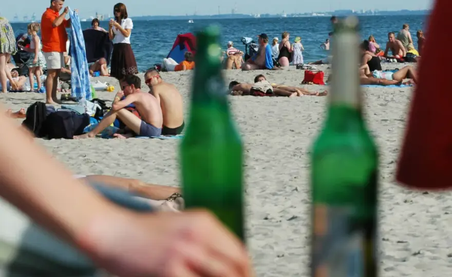 Czy można pić piwo na plaży? Oto co musisz wiedzieć o przepisach