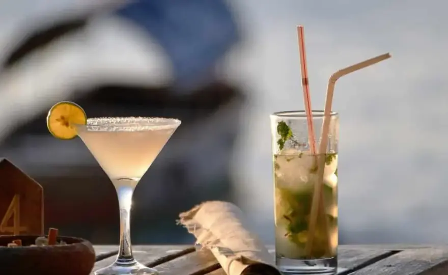 Kto robi drinki? Poznaj rolę barmana i jego tajniki przygotowania
