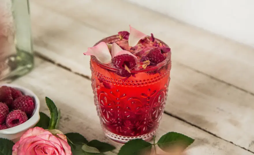 Pyszne drinki z syropem malinowym, które zaskoczą Twoich gości