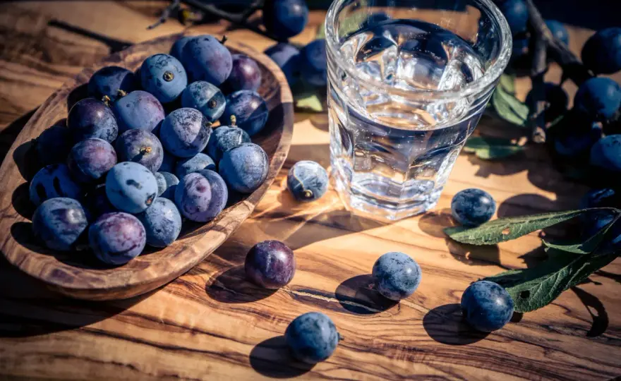 Najlepsze drinki ze śliwowicą, które zaskoczą Twoich gości