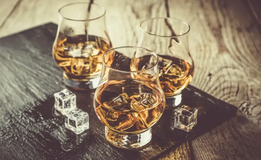 Jak poprawić smak whisky? 5 sprawdzonych sposobów