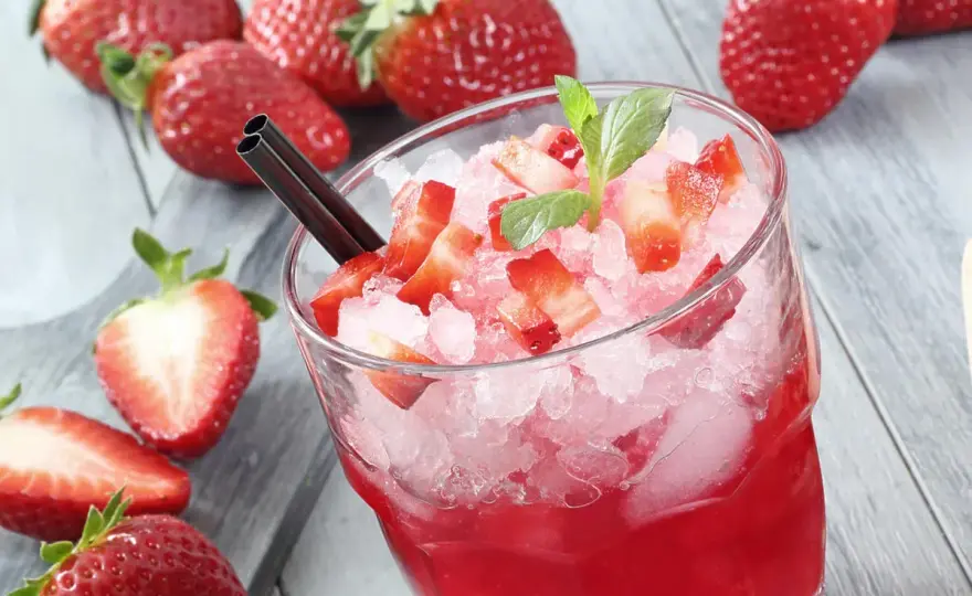 Pyszny drink z mrożonych truskawek i wódki, który orzeźwia każdego
