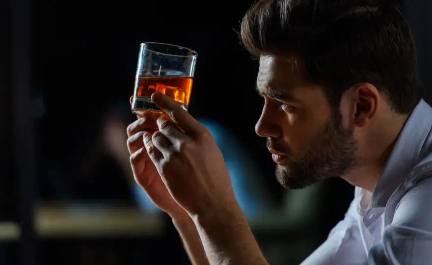 Z czym whisky? Odkryj najlepsze połączenia i smaki, które zaskoczą