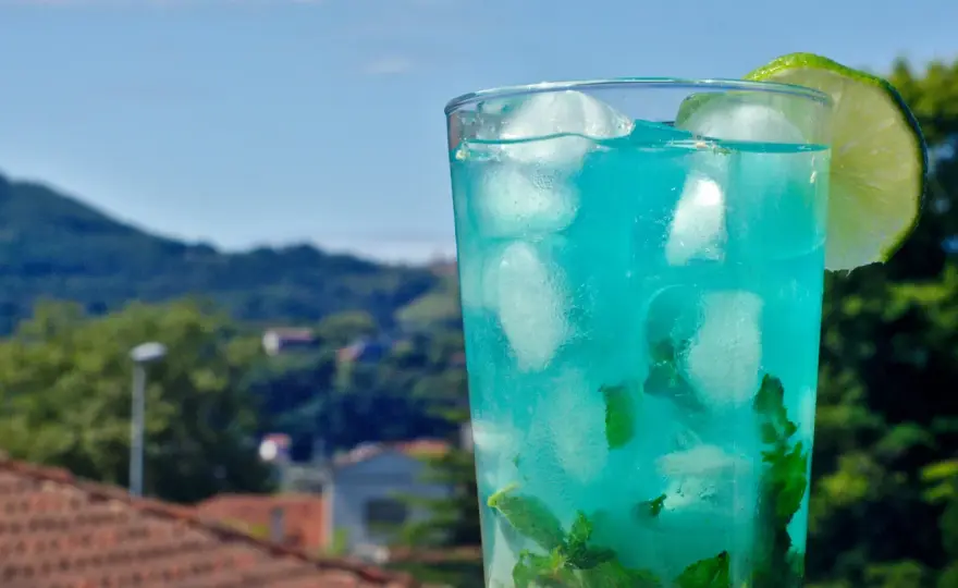 Najlepsze drinki z Bols Blue: proste przepisy na orzeźwiające koktajle