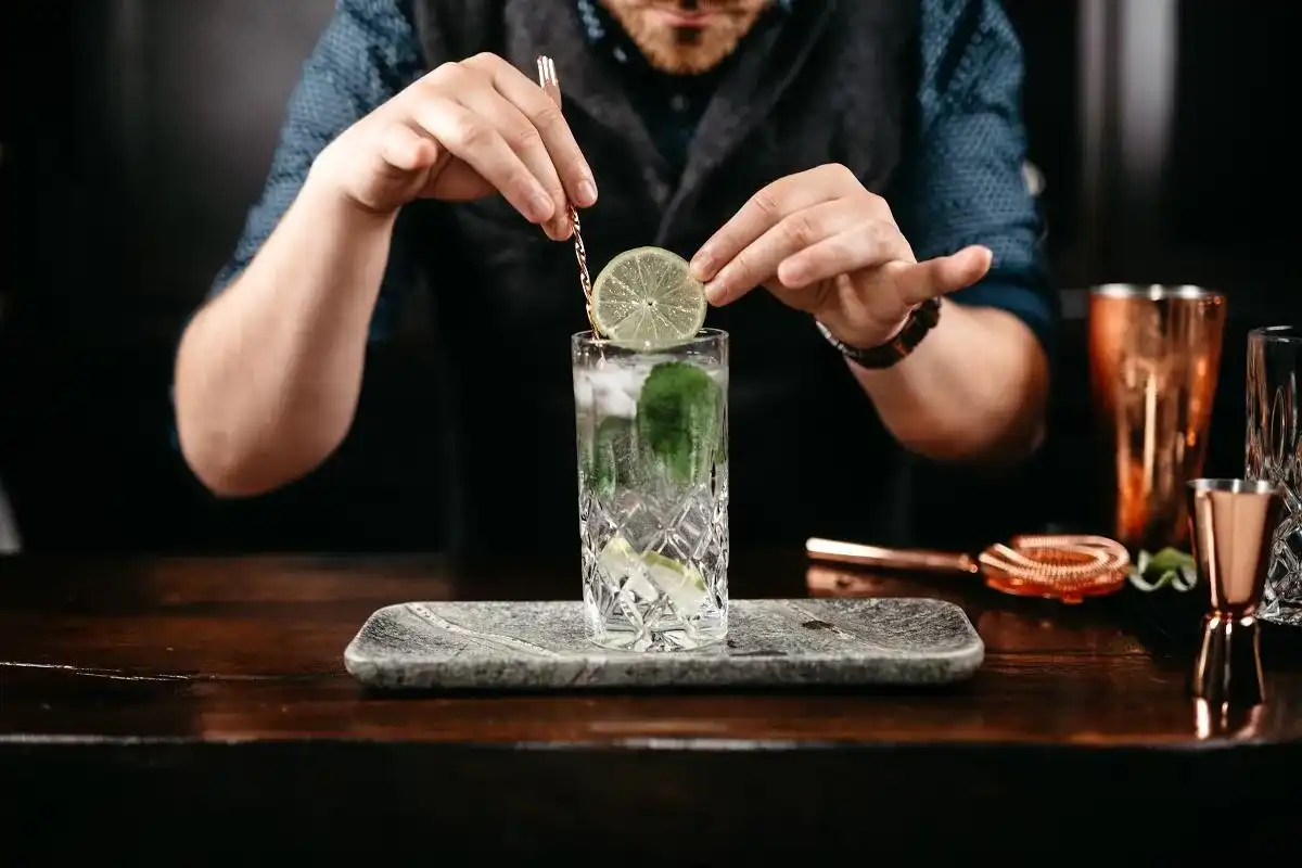 Czy wódka jest gazowana? Poznaj prawdę o bąbelkach w alkoholu