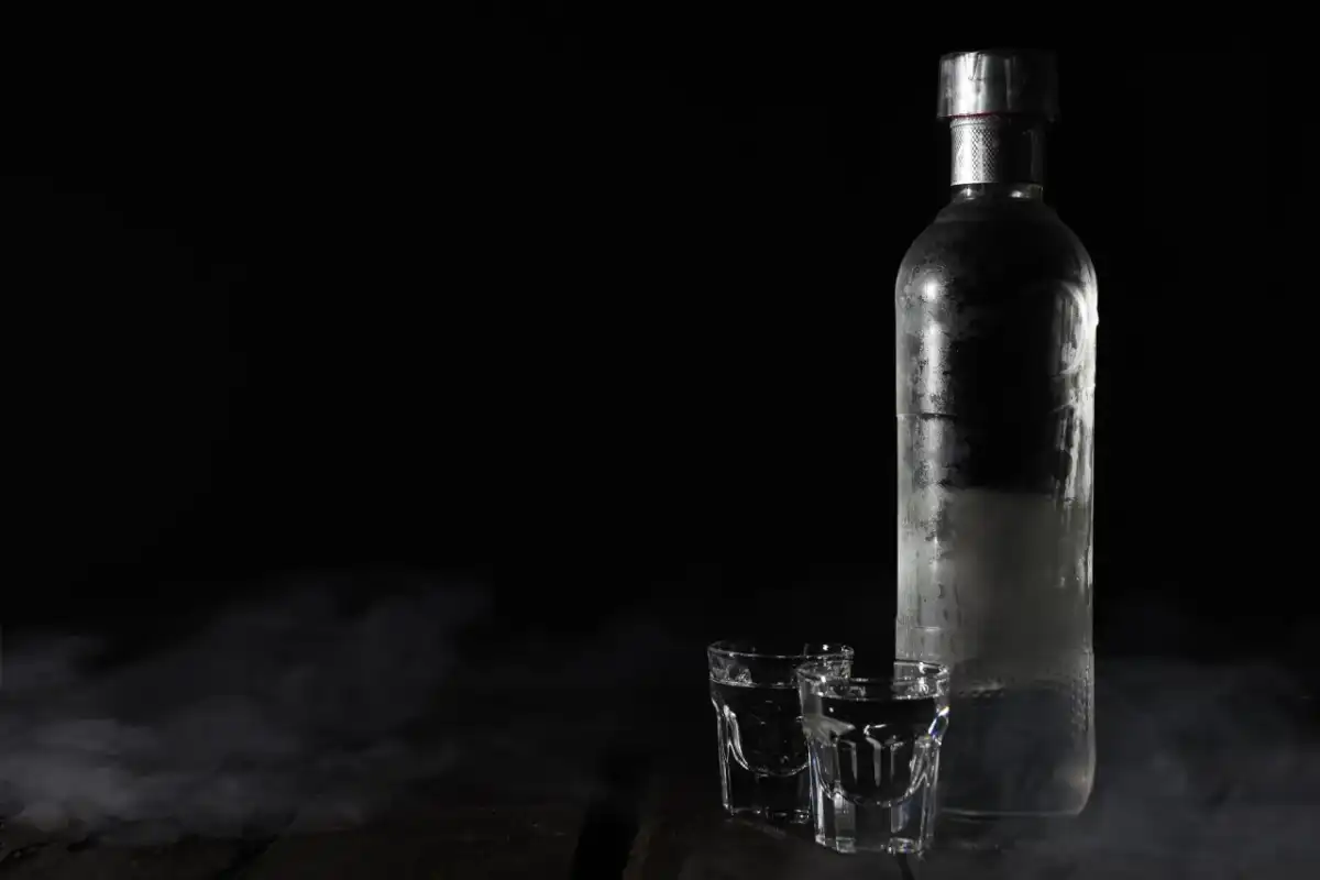 Czy otwarta wódka traci procenty? Sprawdź, jak przechowywać!
