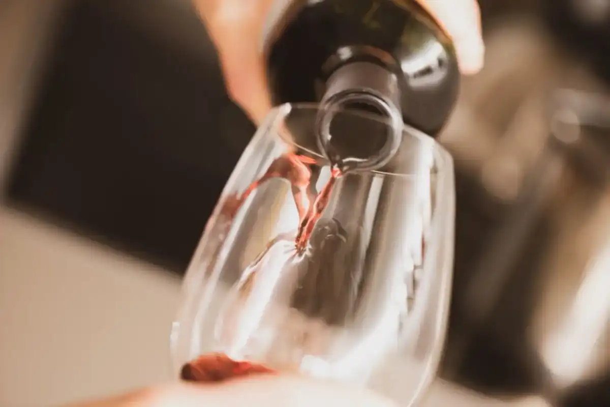 Czy wino się psuje? Jak rozpoznać i przechowywać otwartą butelkę