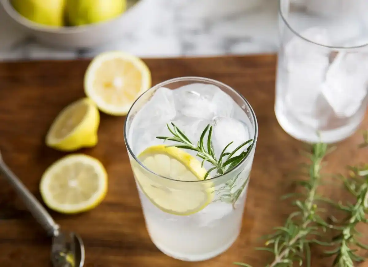 Gin z tonikiem: Jak zrobić idealny drink? Przepis i inspiracje