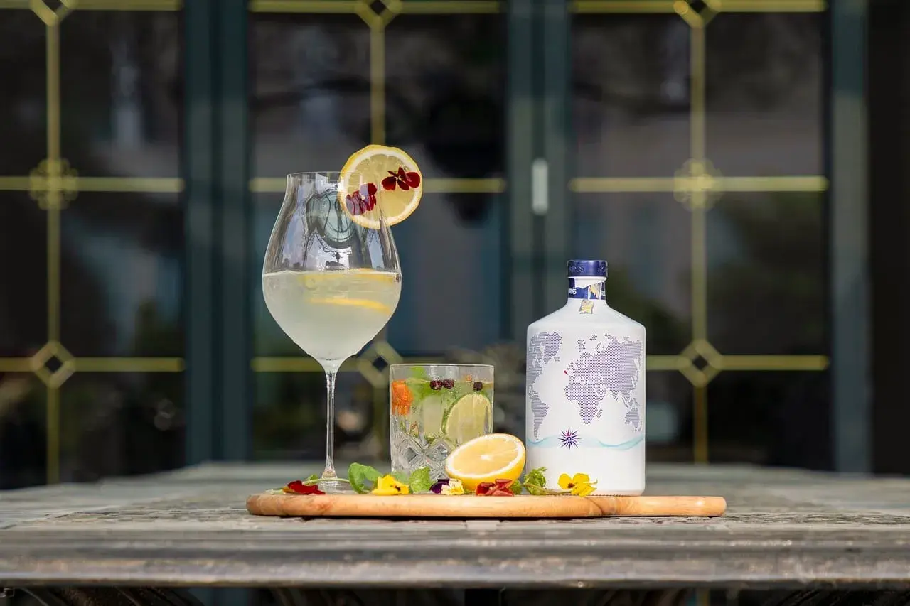 Dwa drinki i butelka z mapą świata. Czy wódka z trawą żubrową (żubrówka) może być produkowana w domu?