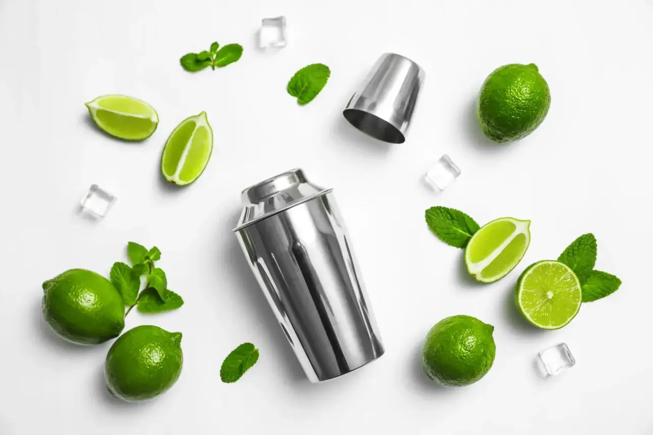 Shaker bostoński i cobbler – który wybrać? Limes, mięta i lód do drinków.