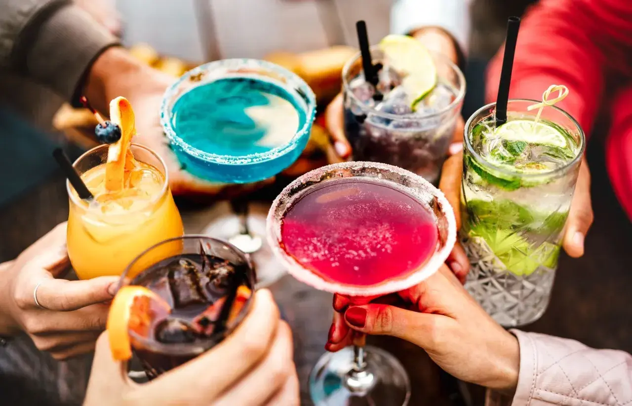 Kolorowe drinki z owocami i lodem. Jak zbalansować kwasem zbyt dużą słodycz w drinku?