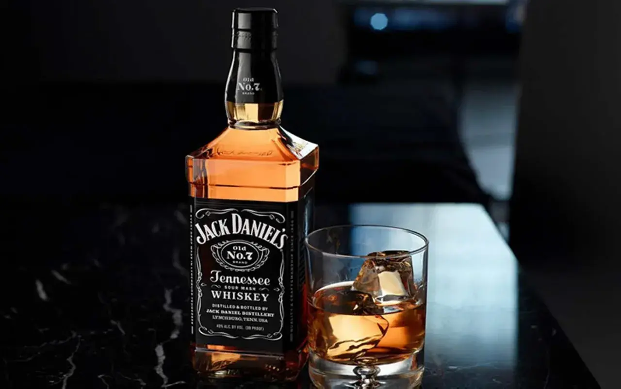 Butelka Jack Daniel's Tennessee Whiskey i szklanka z lodem. Idealny sposób, jak pić Jacka Danielsa, by docenić jego smak.