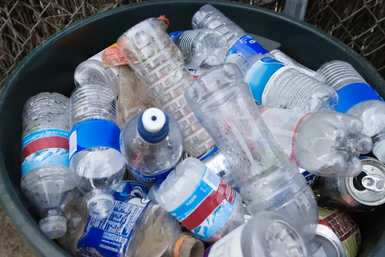 Plastikowe butelki w koszu mogą stać się "granatami" w piwnicy. Unikaj wybuchania butelek, nie przechowując ich w cieple i słońcu.