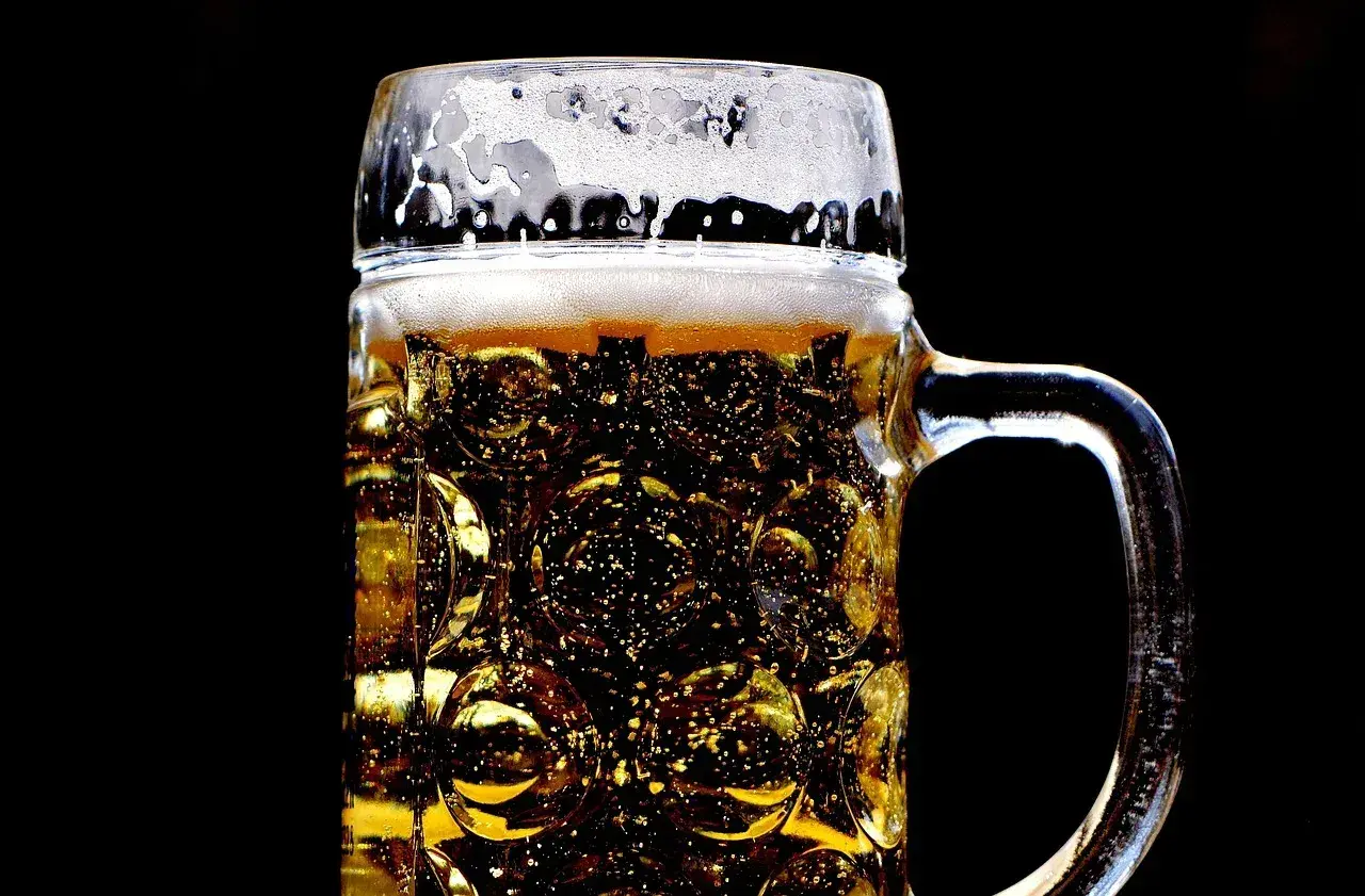 Piana na piwie w kuflu, widoczne bąbelki, jak objawy przegrzania drożdży podczas zadawania do brzeczki.