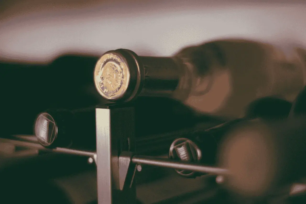 Zbyt kwaśne wino domowe? Objawy sfermentowanego wina i jak uratować warkę.