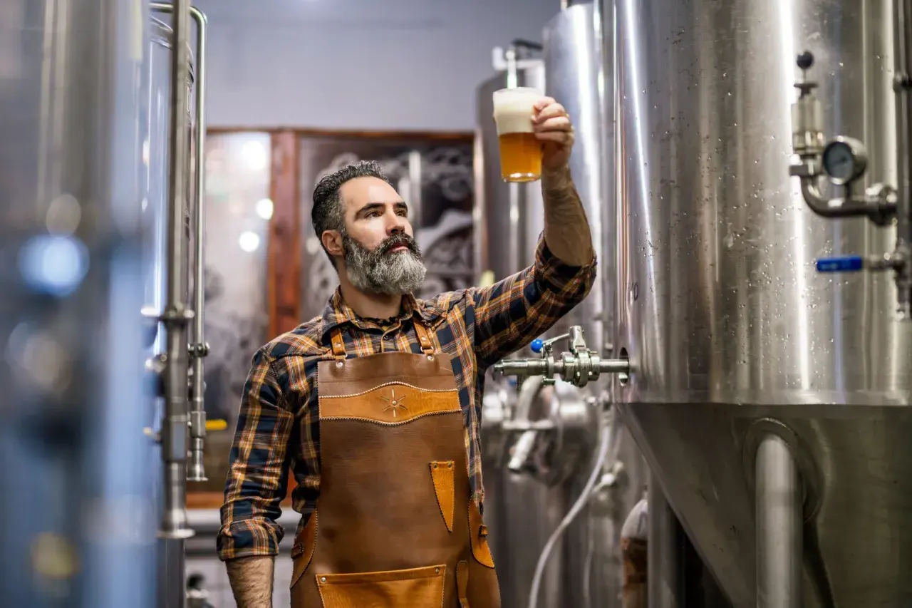 Browarnik ocenia piwo, analizując różnicę między piwem typu lager a ale w procesie fermentacji.