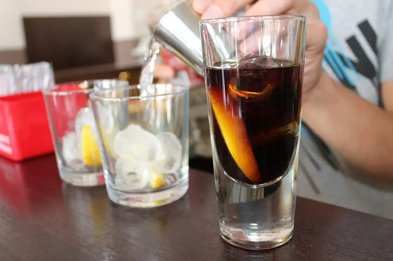 Przyczyny rozwarstwiania się shotów warstwowych jak wlewać po łyżce: ciemny alkohol tworzy warstwę na jasnym.